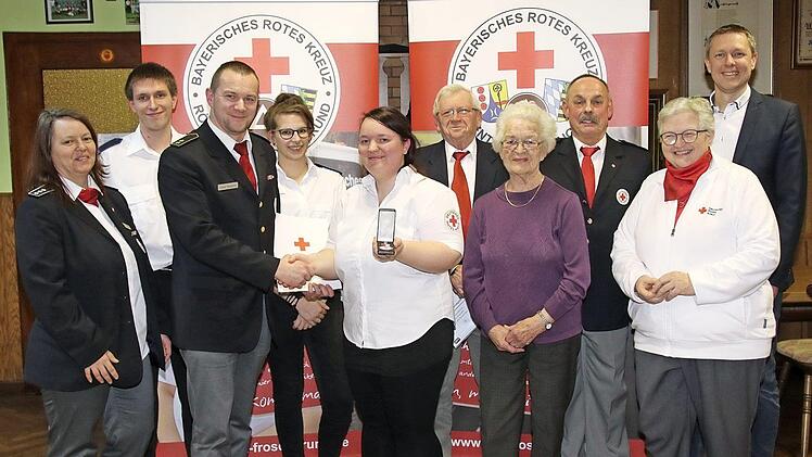 Ehrungen bei der BRK-Bereitschaft Froschgrund. Claus Weigand ( 3. v. l.) konnte an Larissa Schüppler (5. v. l.) das Verdienstabzeichen in Bronze des Bayerischen Roten Kreuz überreichen. Für 65 Jahre aktiven Dienst wurde Hildegard Rauscher (6. v. l.s ) und Udo Hoppe (7. v. l.) und Elli Hoppe (8. v. l.) für 50-jährige Mitgliedschaft geehrt.  Foto: Michael Stelzner