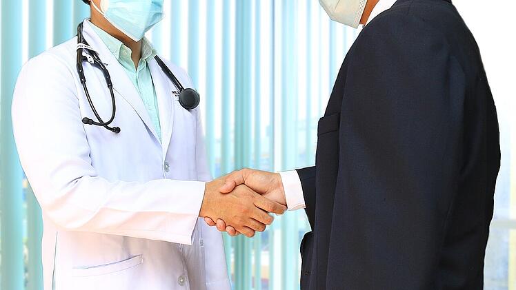 Vor dem Verfassen einer Patientenverfügung solltest du dich unbedingt persönlich beraten lassen.