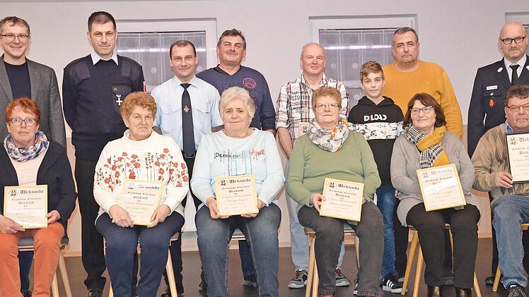 Seit 25 Jahren dabei sind (vorne, v. l.) Erika Elflein, Gerlinde Dietz, Marga Hagel, Agnes Hümmer und Erika George. 50 Jahre sind es bei Ewald Hümmer (hinten, 4. v. l.). Norbert Süppel (hinten, 4. von l.) wurde für 40 Mitgliedsjahre und Thomas Amo...