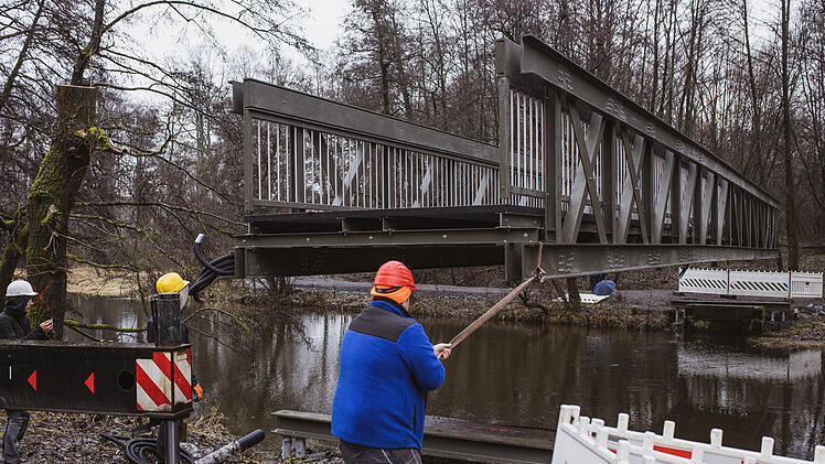 Schwarzenbach an der Saale: 23 Meter lange Brücke über Saale gesetzt - für Flüsseradweg