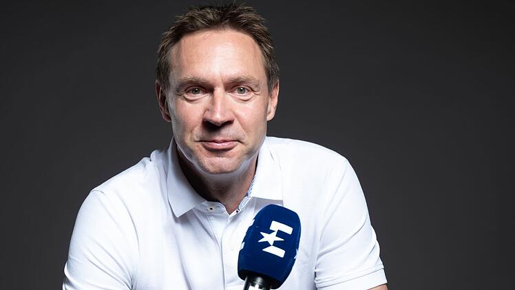 Kaum jemand erzählt so spannend und kenntnisreich vom Radsport wie Jens Voigt. Von 5. bis 27. Juli rollt die 112. Ausgabe der Tour de France, dem berühmtesten Radrennen der Welt, wieder durch Frankreich. Beinahe-Rekordteilnehmer Voigt ist dabei und kommentiert zunächst vom Motorrad aus.