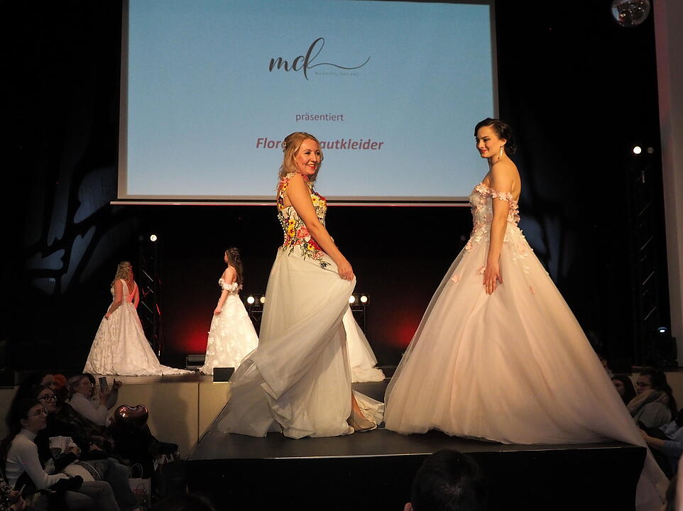 Inkl. Braut- und Festmodenschauen.