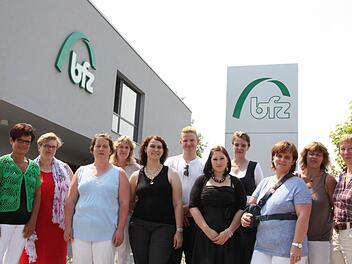 Bestanden: Die Absolventen der bfz-Schule für Altenpflegehilfe mit ihren Ausbildungsleiterinnen Angelika Korsalke (2. von links) und Regina Schneider (5. von links).  Fotos: Edgar Bartl