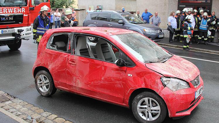 Am Montagmittag ist es in der Egerstrasse in Wunsiedel zu einem schweren Zwischenfall gekommen. Bei Abbrucharbeiten stürzte ein Gebäude unkontrolliert ein und begrub unter anderem ein Auto unter sich. Die Feuerwehr befürchtete anfangs, dass sich noch eine Person unter den Trümmern befinden könnte. Diese Annahme bestätigte sich glücklicherweise nicht. Foto: News5 / Fricke
