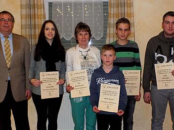 Glückwünsche vom Sander Bürgermeister Bernhard Ruß (links) nahmen (weiter von links) Lorraine Bühl (Tanzsport), Marianne Neeb (Schießen), Hannes und Niklas Marquart (Kunstradfahren) sowie Lukas Zeller (Schwimmen) entgegen. Foto: Alfons Beuerlein
