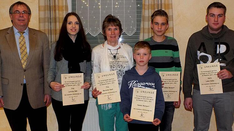 Glückwünsche vom Sander Bürgermeister Bernhard Ruß (links) nahmen (weiter von links) Lorraine Bühl (Tanzsport), Marianne Neeb (Schießen), Hannes und Niklas Marquart (Kunstradfahren) sowie Lukas Zeller (Schwimmen) entgegen. Foto: Alfons Beuerlein