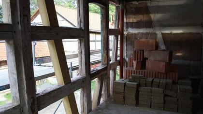 Lehmsteine, eine lose Lehmmischung und Wasser: Mehr braucht man nicht, um die Gefache eines Fachwerkhauses zu füllen.