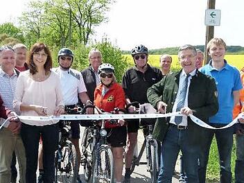 Der offizielle Akt der Einweihung, bei dem sich Bad Rodachs Zweite Bürgermeisterin Christine Butterer bei Landrat Michael Busch für die Maßnahme bedankte.  Foto: Doris Weidner