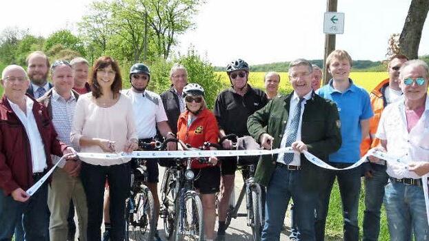 Der offizielle Akt der Einweihung, bei dem sich Bad Rodachs Zweite Bürgermeisterin Christine Butterer bei Landrat Michael Busch für die Maßnahme bedankte.  Foto: Doris Weidner
