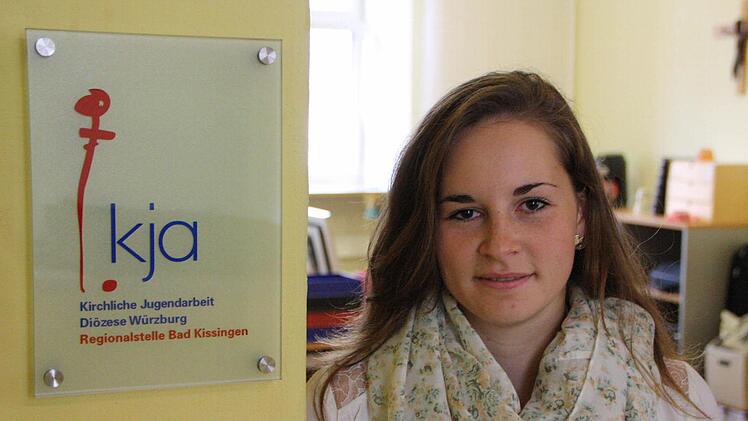 Katharina Balfer vor ihrem Büro auf dem Volkersberg. Foto: Ralf Ruppert