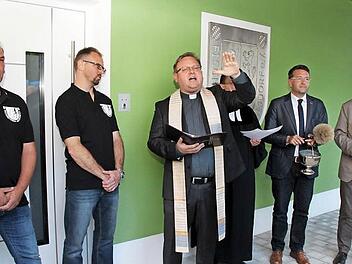 Pfarrer Thomas Ringer (Mitte) segnete das neue Vereinsheim. Mit im Bild von links: Holger Schulz, Rainer Haagen, halb verdeckt Pfarrer Jens Arnold, Bürgermeister Karsten Fischkal und Altbürgermeister Armin Goß.  Fotos: Johanna Blum