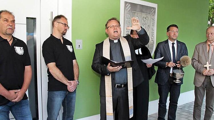 Pfarrer Thomas Ringer (Mitte) segnete das neue Vereinsheim. Mit im Bild von links: Holger Schulz, Rainer Haagen, halb verdeckt Pfarrer Jens Arnold, Bürgermeister Karsten Fischkal und Altbürgermeister Armin Goß.  Fotos: Johanna Blum