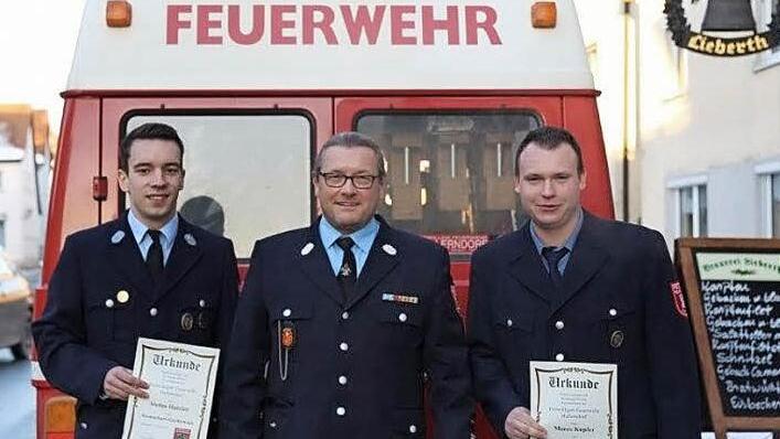 Der neue Atemschutz-Gerätewart Stefan Hutzler (links), Gerätewart Marco Kupfer (rechts) und Kommandant Wolfgang Mönius. Foto: Mathias Erlwein