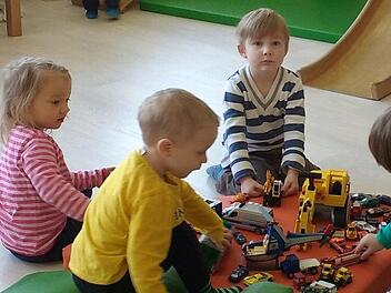 Auch Kinder der Tagespflege "Gänseblümchen" werden im Muki-Treff betreut und haben großen Spaß am Spielangebot. Foto: K.- H. Hofmann