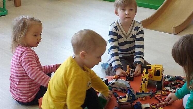 Auch Kinder der Tagespflege "Gänseblümchen" werden im Muki-Treff betreut und haben großen Spaß am Spielangebot. Foto: K.- H. Hofmann
