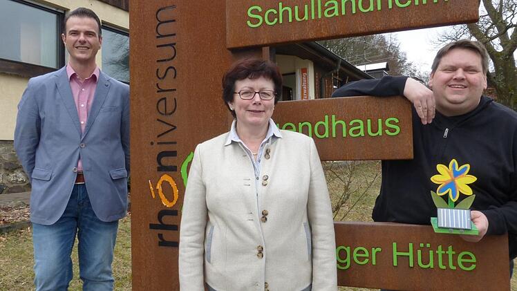 Drei Einrichtungen gehören zum Rhöniversum. Das Bild zeigt den Geschäftsführer der Umweltbildungsstätte Oberelsbach Bernd Fischer (links), die Geschäftsführerin des Schullandheimwerks Unterfranken Helga Suttner und den Geschäftsführer des Schullandheims Thüringer Hütte.  Foto: Marion Eckert