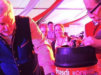 Auch beim OktOPAfest in Coburg heißt es nach dem Anstich des Oberbürgermeisters Norbert Tessmer: "O'zapft is!".  Fotos: Daniela Pondelicek