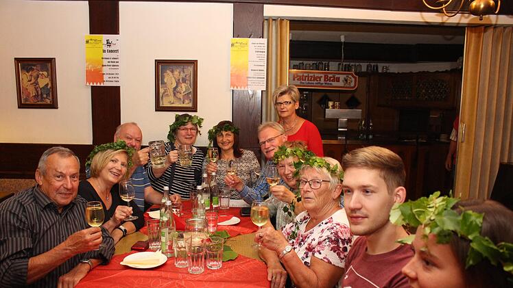 Weinlaub-bekränzte Bacchantinnen ließen sich beim Heimatverein im Hirschen die guten Tropfen schmecken.