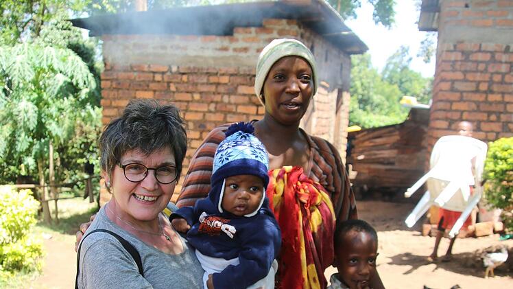 Beim Rundgang durch die Gemeinde Kingori statteten die deutschen Gäste auch "Mama Ivana" und ihrem jüngsten Nachwuchs einen Besuch ab. Aishi, die junge Mutter, arbeitet sonst als Küchenhilfe im Gästehaus Rafiki, in dem insbesondere Veronika Flierl (vorn) schon viele Male zu Gast war. Foto: Bettina Knauth