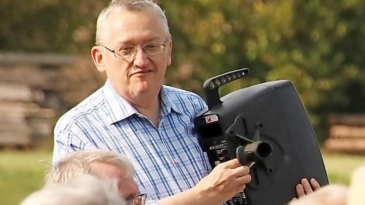 Günter Dippold ist als Vortragender und Referent ständig in Oberfranken unterwegs, hier während einer Exkursion des Geschichtsvereins CHW auf dem Staffelberg. Foto: Matthias Einwag