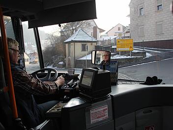 Vor zwei Jahren zeigte Busfahrer Dieter Strempel bei einer Linienfahrt, wie chaotisch der Verkehr am Eltmanner Schulberg ist.  Foto: Archiv/Andreas Lösch