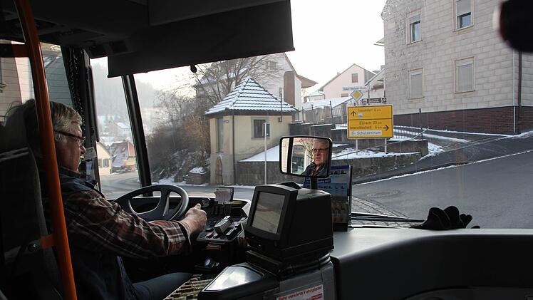Vor zwei Jahren zeigte Busfahrer Dieter Strempel bei einer Linienfahrt, wie chaotisch der Verkehr am Eltmanner Schulberg ist.  Foto: Archiv/Andreas Lösch