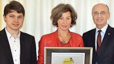 Auszeichnung: der stellvertretende Geschäftsführer des Naturparks Haßberge, Lukas Bandorf, mit der Geschäftsführerin Haßberge-Tourismus, Susanne Volkheimer, und Landrat Wilhelm Schneider mit der Urkunde vom Deutschen Wanderverband (von links)  Foto: Monika Göhr