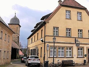 Das Heimatmuseum (rechts) beherbergt viele Schätze aus vergangener Zeit. Jetzt sollen Toiletten im rückwärtigen Bereich verbessert werden. Foto: Helmut Will