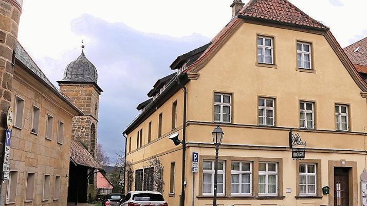 Das Heimatmuseum (rechts) beherbergt viele Schätze aus vergangener Zeit. Jetzt sollen Toiletten im rückwärtigen Bereich verbessert werden. Foto: Helmut Will