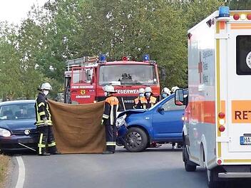 An der Kreuzung Prappacher Weg/Hauptstraße in Hellingen waren die Autos zusammengestoßen. Die Fahrer wurden verletzt.  Fotos: Christian Licha