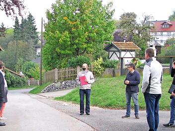 Zur Sanierung von Straße und Wasserversorgung des Kellerwegs im Untersiemauer Gemeindeteil Haarth, wo sich der Ausschuss am Dienstag umsah, soll demnächst ein dritter Versuch unternommen werden.  Foto: Norbert Karbach