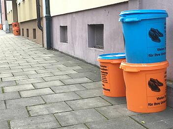 Bamberg: Sammel-Eimer vor zahlreichen H&auml;usern - wem kommen die Spenden zugute?