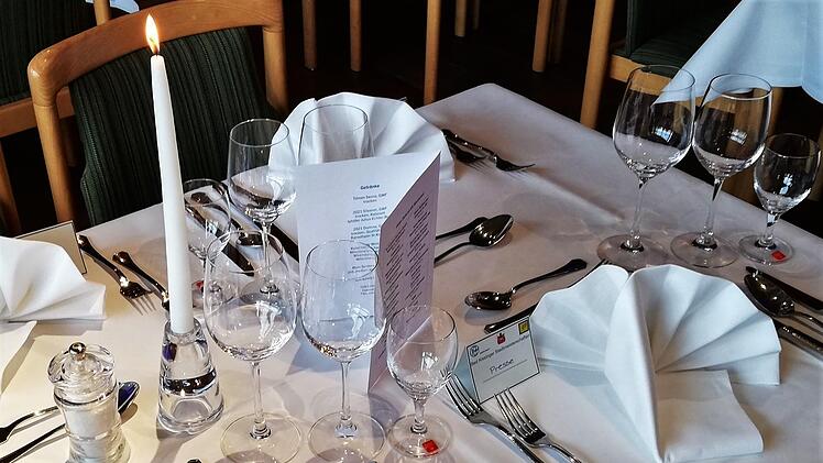 Alle Tische im Berufsschul-Restaurant waren professionell eingedeckt. Foto: Sigismund von Dobschütz