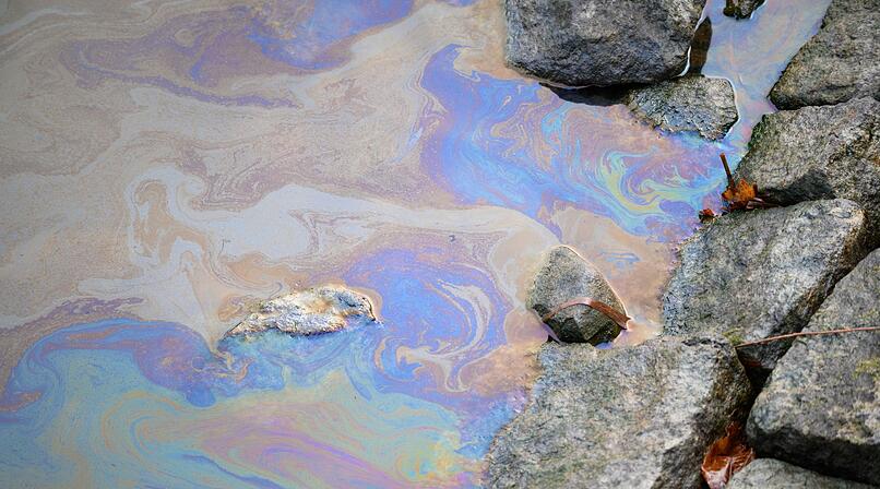 &Ouml;l in Kl&auml;ranlage und Stra&szlig;engraben stellt Polizei in Franken vor R&auml;tsel