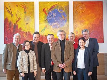 Übergabe des Kunstwerks durch Gerhard Popp (vorne, Zweiter v. r.) im Klinikum.