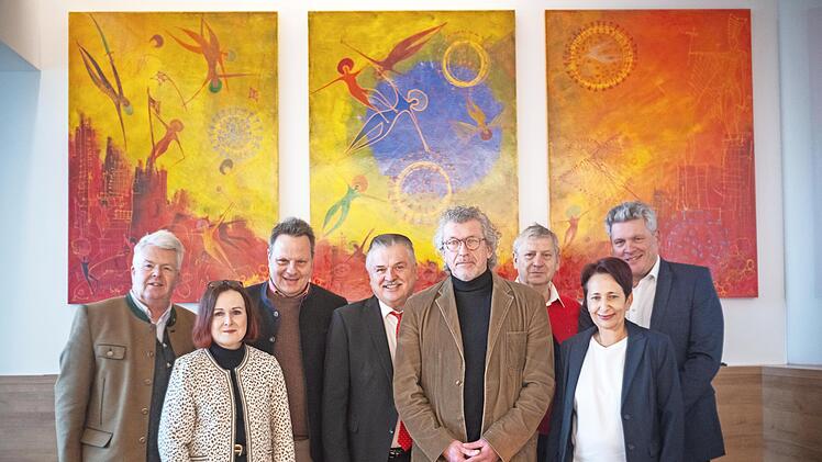 Übergabe des Kunstwerks durch Gerhard Popp (vorne, Zweiter v. r.) im Klinikum.