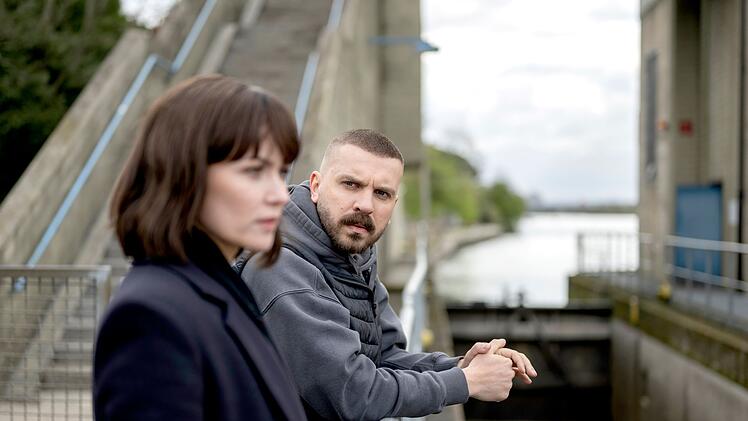 Maryam Azadi (Melika Foroutan) und Hamza Kulina (Edin Hasanovic) stehen an jener Stelle, an der das Kind und sein Vater vor sechs Jahren in den Tod gegangen sein könnten. Aber stimmt die alte Theorie der Polizei, die dann Fall nach einem Jahr zu den Akten legte?