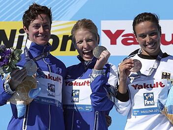 Wer ist die schönste Klippenspringerin im Land? Von links: Cesilie Carlton (USA/Silber), Ginger Huber (USA/Gold) und Anna Bader (Deutschland/Bronze). Fotos: Alejandro Garcia und David Ebner/dpa