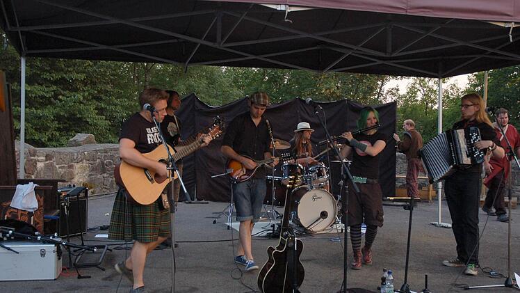 Tolle Kostüme, zünftige Klänge, alte Handwerkskunst und wirbelnde Tänze erlebte die sonst so beschaulich daliegende Ruine der Lauterburg am Wochenende beim Mittelalter-Spektakel. Foto: Rainer Lutz