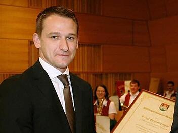 Eine der ersten Amtshandlungen von Burgebrachs neuem Bürgermeister Johannes Maciejonczyk (links) war es, seinem Vorgänger Georg Bogensperger die Ernennungsurkunde zum Altbürgermeister zu überreichen. Archivfoto: Elke Pieger