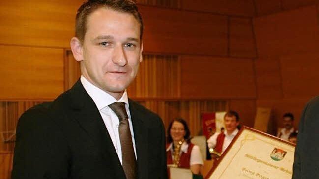 Eine der ersten Amtshandlungen von Burgebrachs neuem Bürgermeister Johannes Maciejonczyk (links) war es, seinem Vorgänger Georg Bogensperger die Ernennungsurkunde zum Altbürgermeister zu überreichen. Archivfoto: Elke Pieger