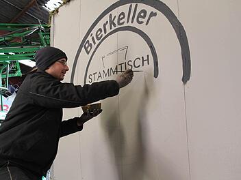 Der Stammtisch "Schdamberla" legt in diesen Tagen noch letzte Hand an seinem Motivwagen an. Fotos: Erlwein