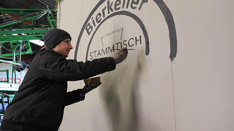 Der Stammtisch "Schdamberla" legt in diesen Tagen noch letzte Hand an seinem Motivwagen an. Fotos: Erlwein