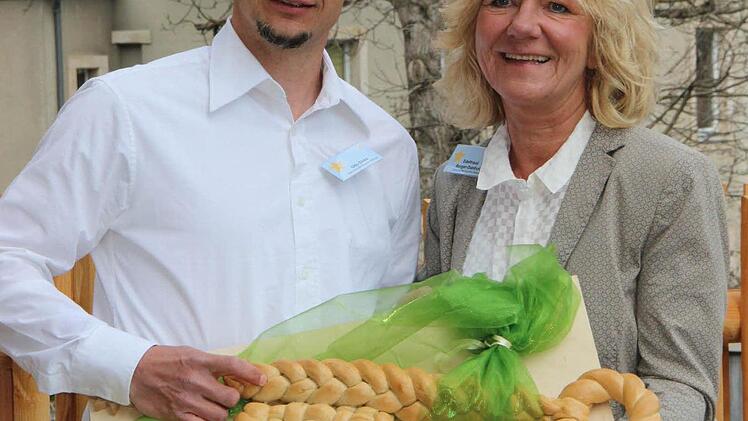 Edeltraud Burger-Dahlhoff und Udo Dirks freuen sich über die Eröffnung und nehmen den Schlüssel dankbar entgegen. Foto: Katharina Müller-Sanke