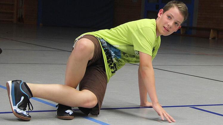 Fabian Kienzle (12) übt den Sixstep - eine Kombination aus sechs Schritten. Foto: Sonja Adam
