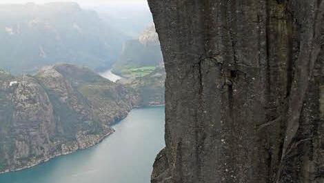 Die Felskanzel Preikestolen befindet sich in schwindelerregender Höhe: 600 Meter über dem Lysefjord.