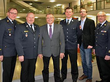 Kreis-Feuerwehrführung und die zuständigen Männer am Landratsamt sind glücklich über einen fließenden Übergang innerhalb der Feuerwehrführung. Auf unserem Foto v.li.: Benno Metz, Thomas Eyrich, stellvertretender Landrat Emil Müller, Dominik Billmann, Tim Eichenberg (Abteilungsleiter im Landratsamt öffentliche Sicherheit und Ordnung), sowie Peter Sell, der aus Altersgründen aus dem aktiven Feuerwehrdienst ausschied. Foto: Peter Rauch