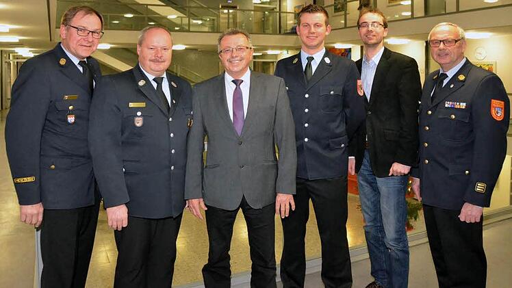 Kreis-Feuerwehrführung und die zuständigen Männer am Landratsamt sind glücklich über einen fließenden Übergang innerhalb der Feuerwehrführung. Auf unserem Foto v.li.: Benno Metz, Thomas Eyrich, stellvertretender Landrat Emil Müller, Dominik Billmann, Tim Eichenberg (Abteilungsleiter im Landratsamt öffentliche Sicherheit und Ordnung), sowie Peter Sell, der aus Altersgründen aus dem aktiven Feuerwehrdienst ausschied. Foto: Peter Rauch