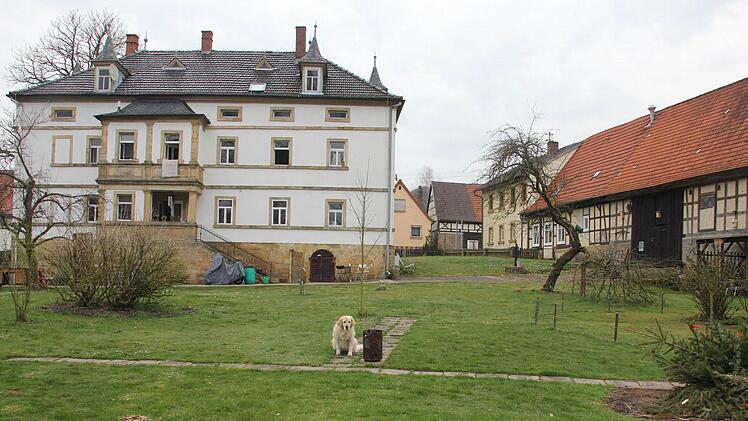 Das repräsentative, 4000 Quadratmeter große Anwesen von Westen her mit Garten.