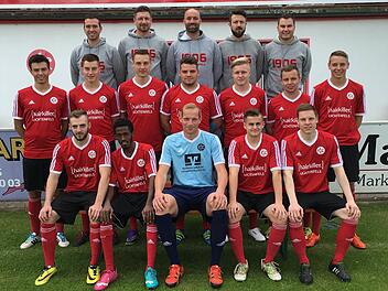 Die Zugänge des FC Lichtenfels mit (vorne, v. l.) Steve Murmurachi, Safar Ormerdin (beide eigene Jugend), Hannes Köster (Meeder), Edgar Wagner (eigene Jugend), Markus Mex (Frohnlach) sowie (Mitte, v. l.) Stefan Dietz (Frohnlach), Armin Hatzold, Simon Steinmetz, Felix Rauchhaus (alle eigene Jugend), Christoph Mohr (FCE Bamberg), Johannes Bornschlegel (Siedlung Lichtenfels), Lukasz Jankowiak (eigene Jugend) und (hinten, v. l.) Heiko Konrad (Trainer zweite Mannschaft), Christian Goller, Alex Gra...
